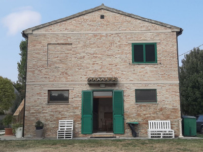 Casale abitabile con 4.5 ha di terreno con uliveto biologico certificato