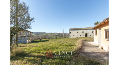 Casale con vari annessi