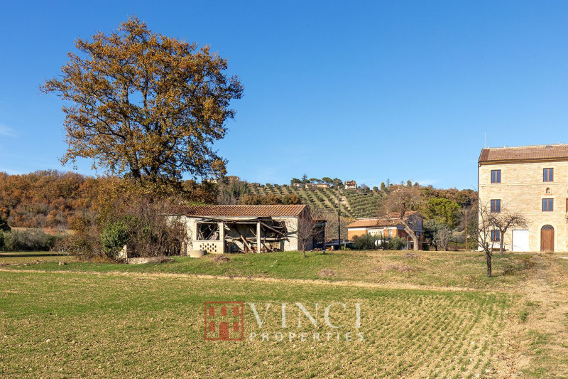 Casale Falerone da ristrutturare in vendita nelle Marche