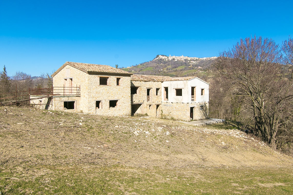 Casale con 5 appartamenti