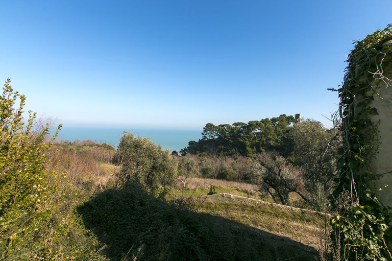 Cupra Marittima - casale e terreno edificabile vista mare