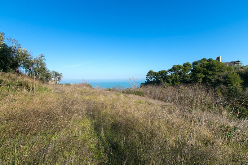 Cupra Marittima - casale e terreno edificabile vista mare
