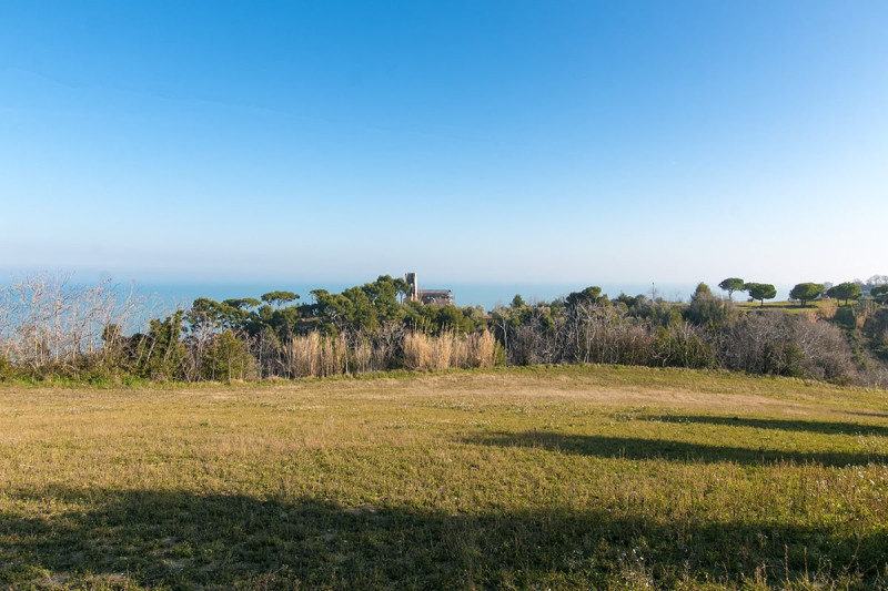 Cupra Marittima - casale e terreno edificabile vista mare