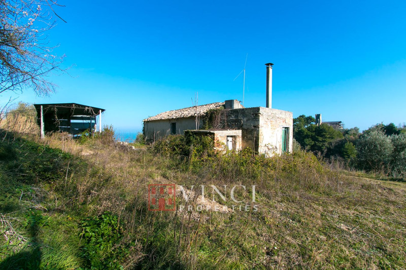 Cupra Marittima - casale e terreno edificabile vista mare