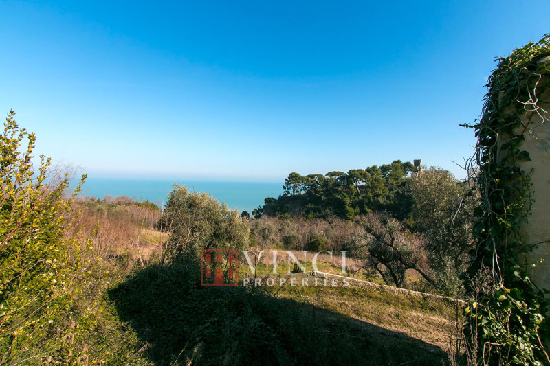 Cupra Marittima - casale e terreno edificabile vista mare