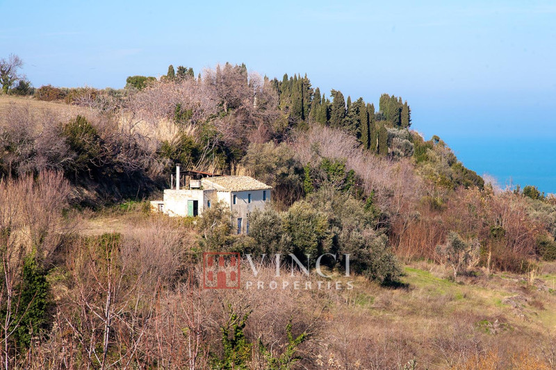 Cupra Marittima - casale e terreno edificabile vista mare