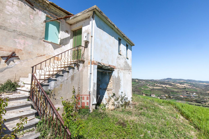 Casale Maliscia vista mare