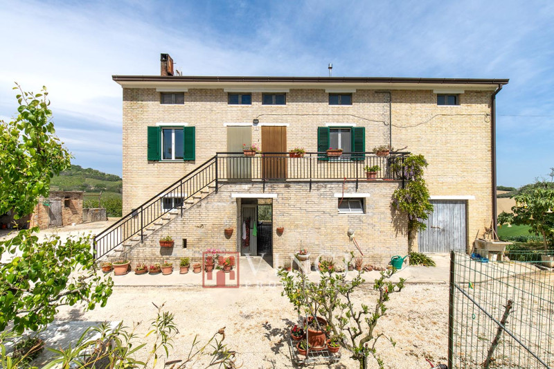 Casale in vendita a Fermo con terreno agricolo e vista sulle colline