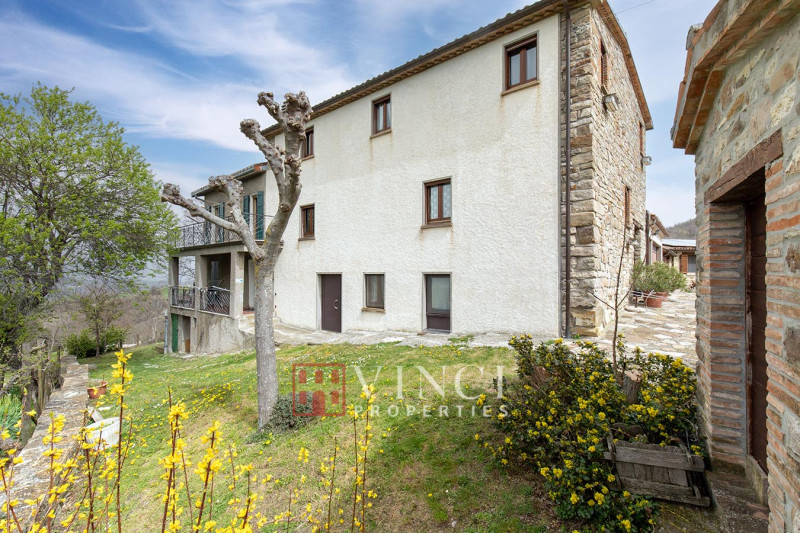 Agriturismo con terreno e capannoni a Maiolo