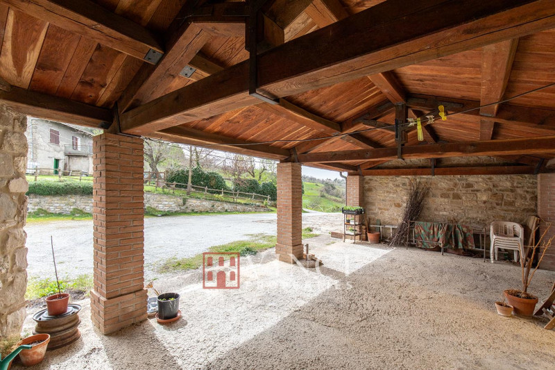 Agriturismo con terreno e capannoni a Maiolo