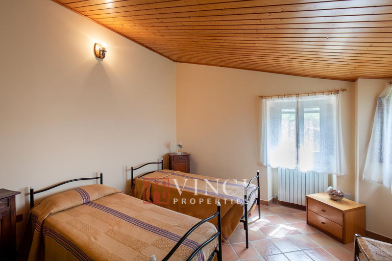 Agriturismo con terreno e capannoni a Maiolo