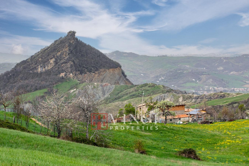 Agriturismo con terreno e capannoni a Maiolo