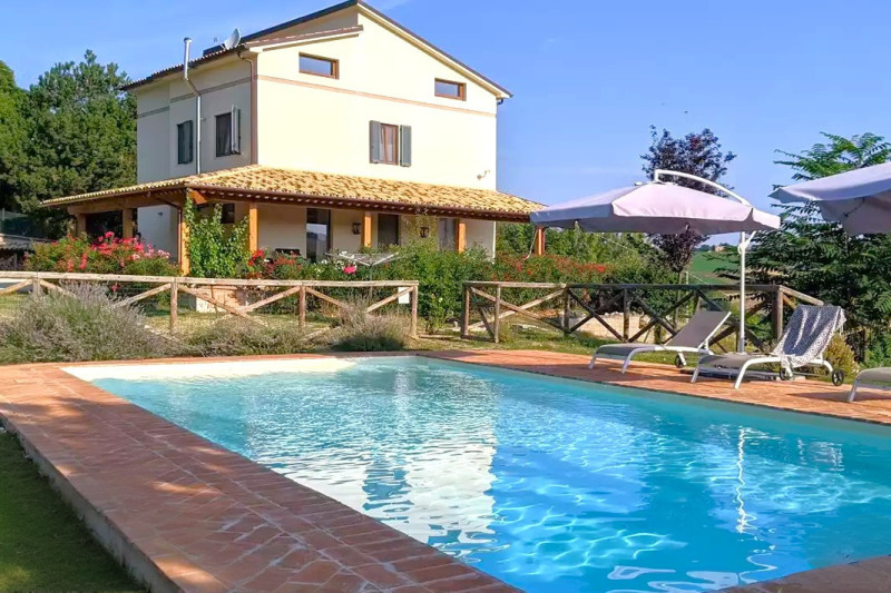 Casale ristrutturato con piscina in vendita a Montelparo, Fermo