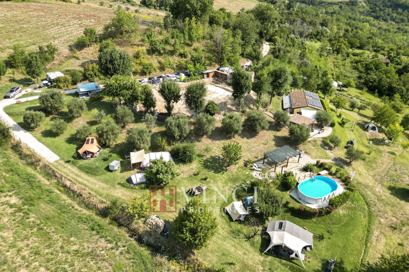 Agriturismo di successo con agricampeggio, ristorante e prodotti biologici