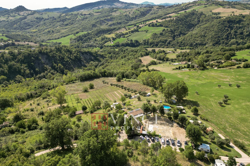Agriturismo di successo con agricampeggio, ristorante e prodotti biologici