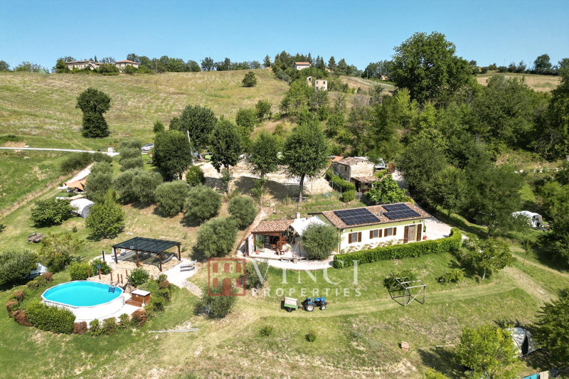 Agriturismo di successo con agricampeggio, ristorante e prodotti biologici