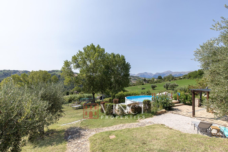 Agriturismo di successo con agricampeggio, ristorante e prodotti biologici