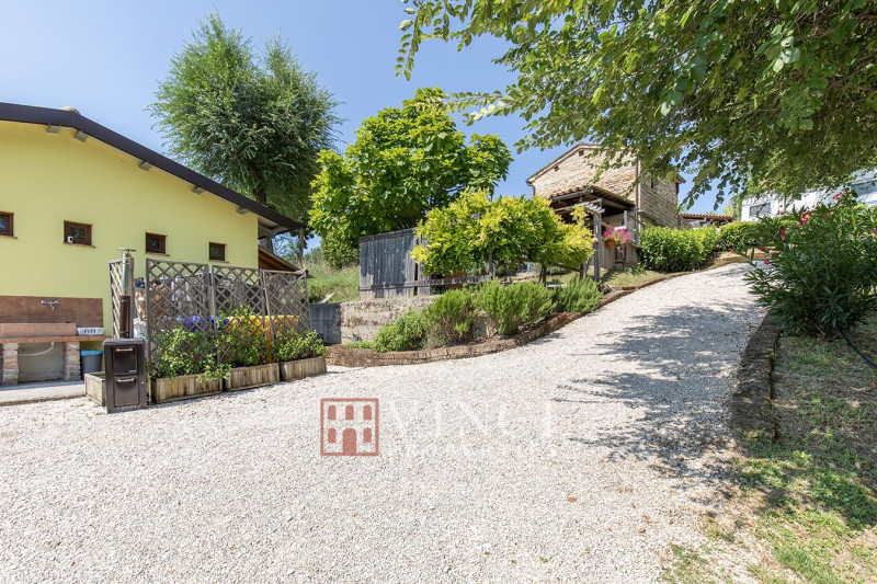 Agriturismo di successo con agricampeggio, ristorante e prodotti biologici