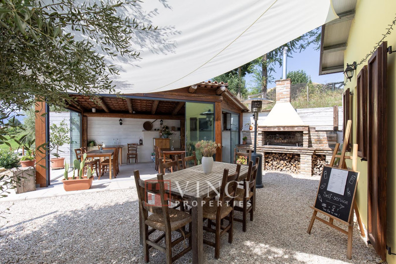 Agriturismo di successo con agricampeggio, ristorante e prodotti biologici