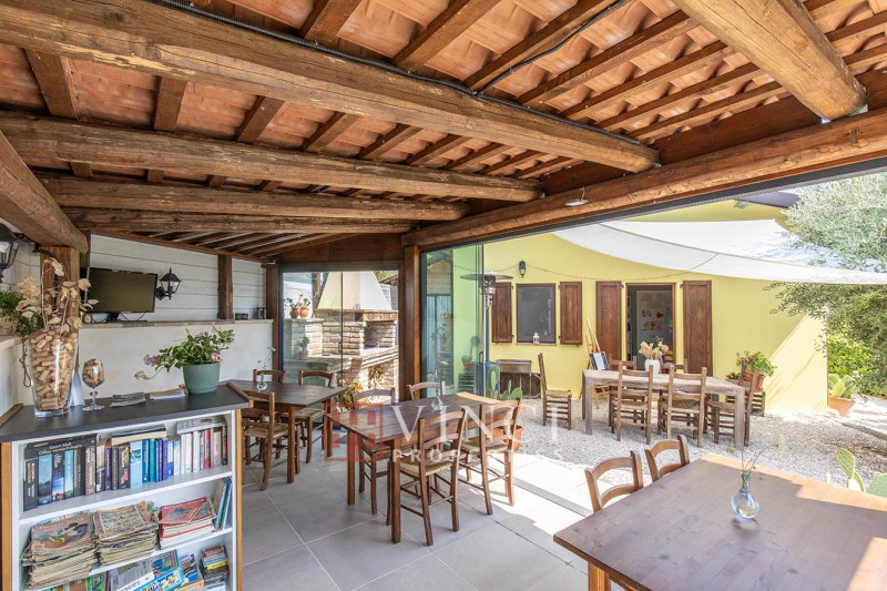 Agriturismo di successo con agricampeggio, ristorante e prodotti biologici