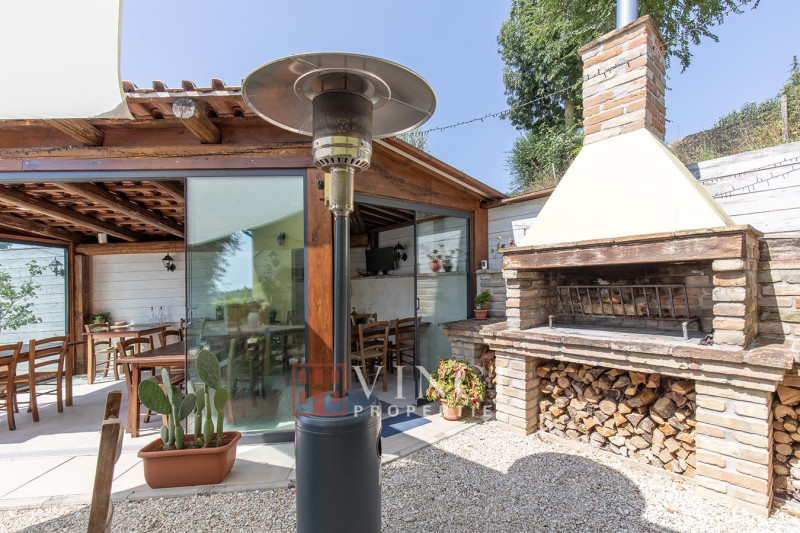 Agriturismo di successo con agricampeggio, ristorante e prodotti biologici