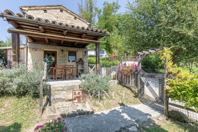 Agriturismo di successo con agricampeggio, ristorante e prodotti biologici