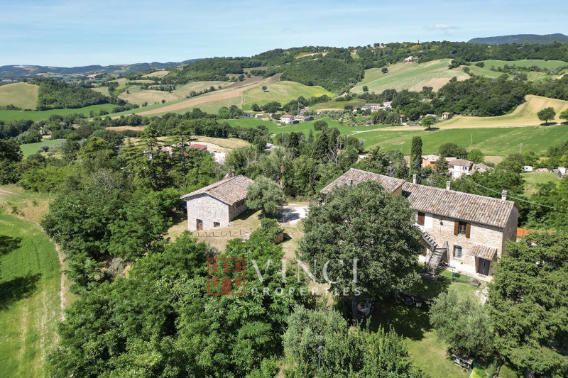casale ristrutturato con terreno in vendita a San Severino Marche, regione Marche